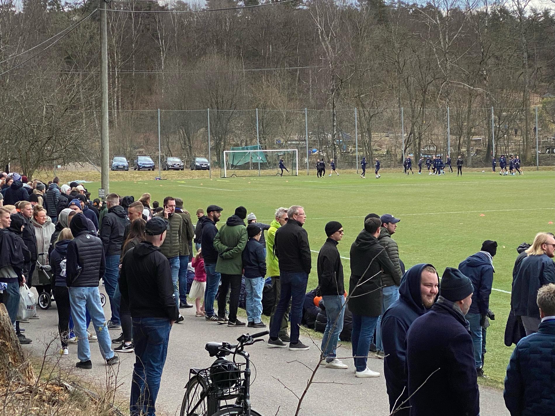 Fansen står uppradade på IFK Göteborgs träning.