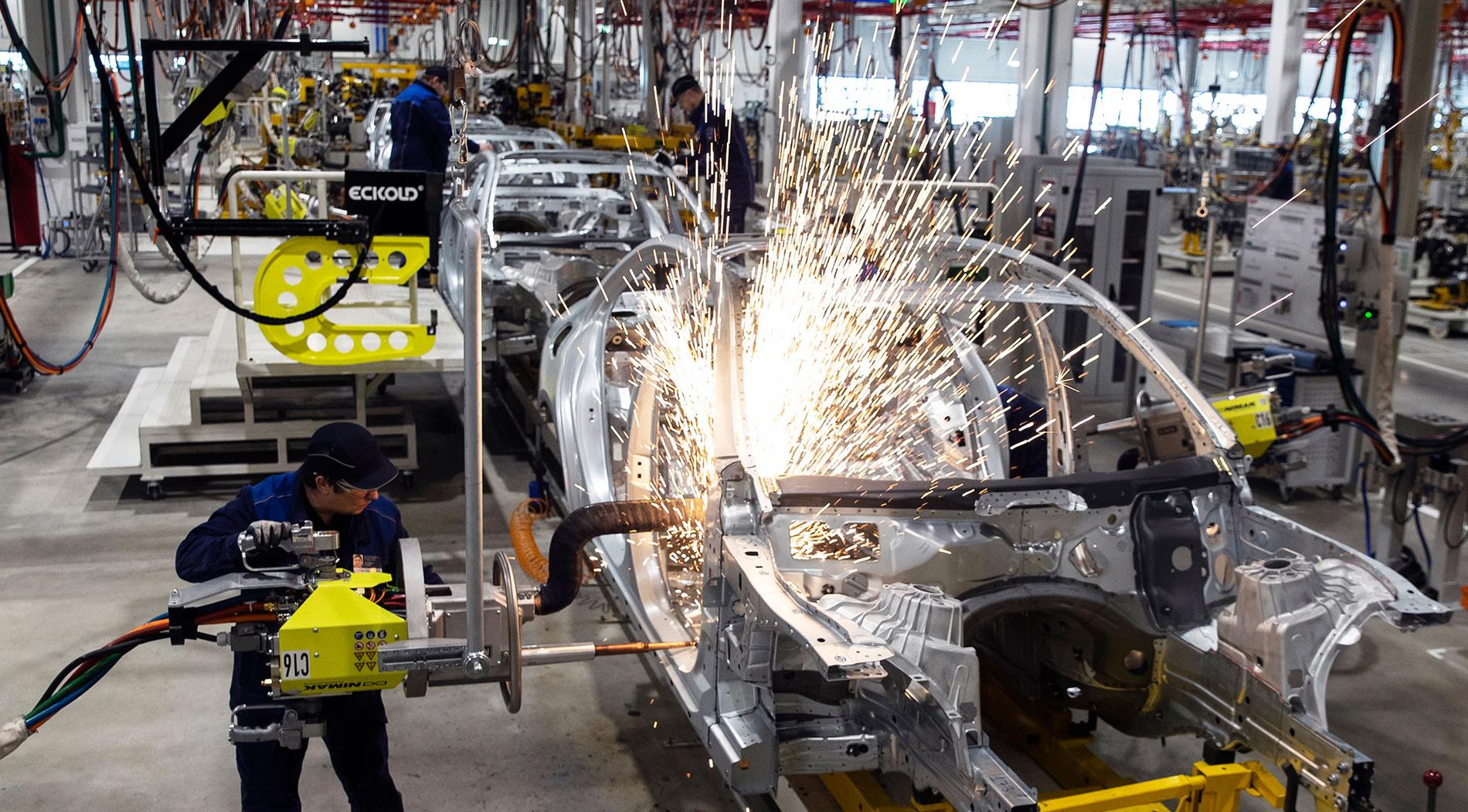 Tillverkningsindustrin kan få nya uppgifter i krislägen. Bild från Mercedes biltillverkning.