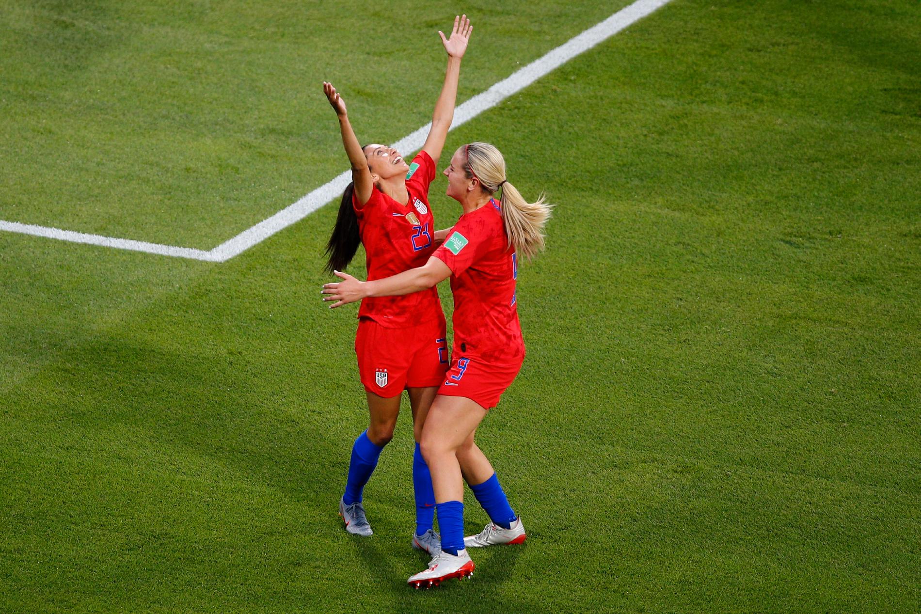 Christen Press, vänster, sträckte händerna i skyn och tittade upp mot himlen efter sitt 1–0-mål i 2–1-segern mot England i VM-semifinalen.