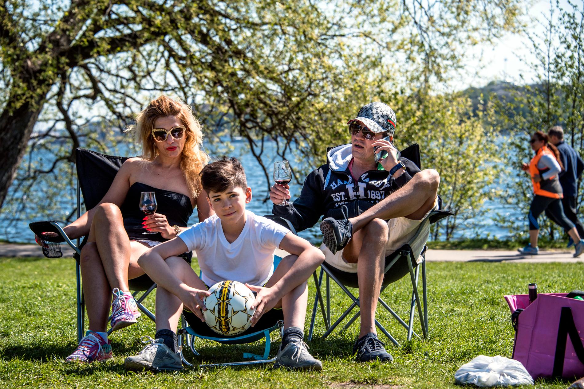 Sanja, Boris och sonen Vuk från Stockholm spenderar den soliga torsdagen i Rålambshovsparken. ”Allt med sommaren är bra men det bästa är att spela fotboll”, säger Vuk. Föräldrarnas planer är för dagen är att grilla, umgås med vänner och njuta av sommaren.