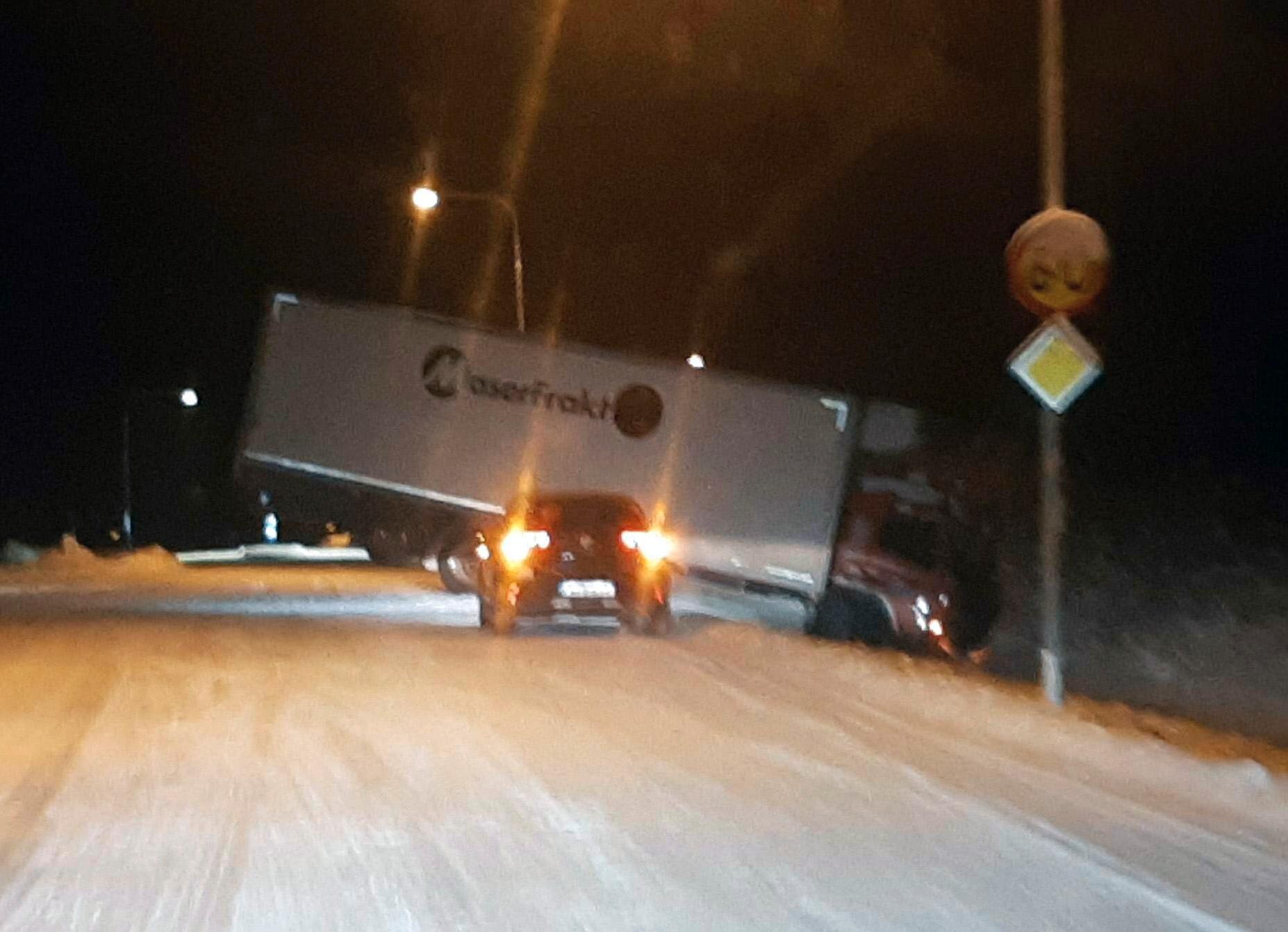 En lastbil kanade av vägen efter avfarten från E4 vid Gävle bro på fredagsmorgonen. 