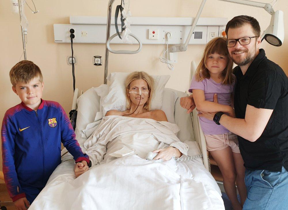 Terese Alvén på sjukhuset tillsammans med maken Glenn, sonen Charles och dottern Tilde. 