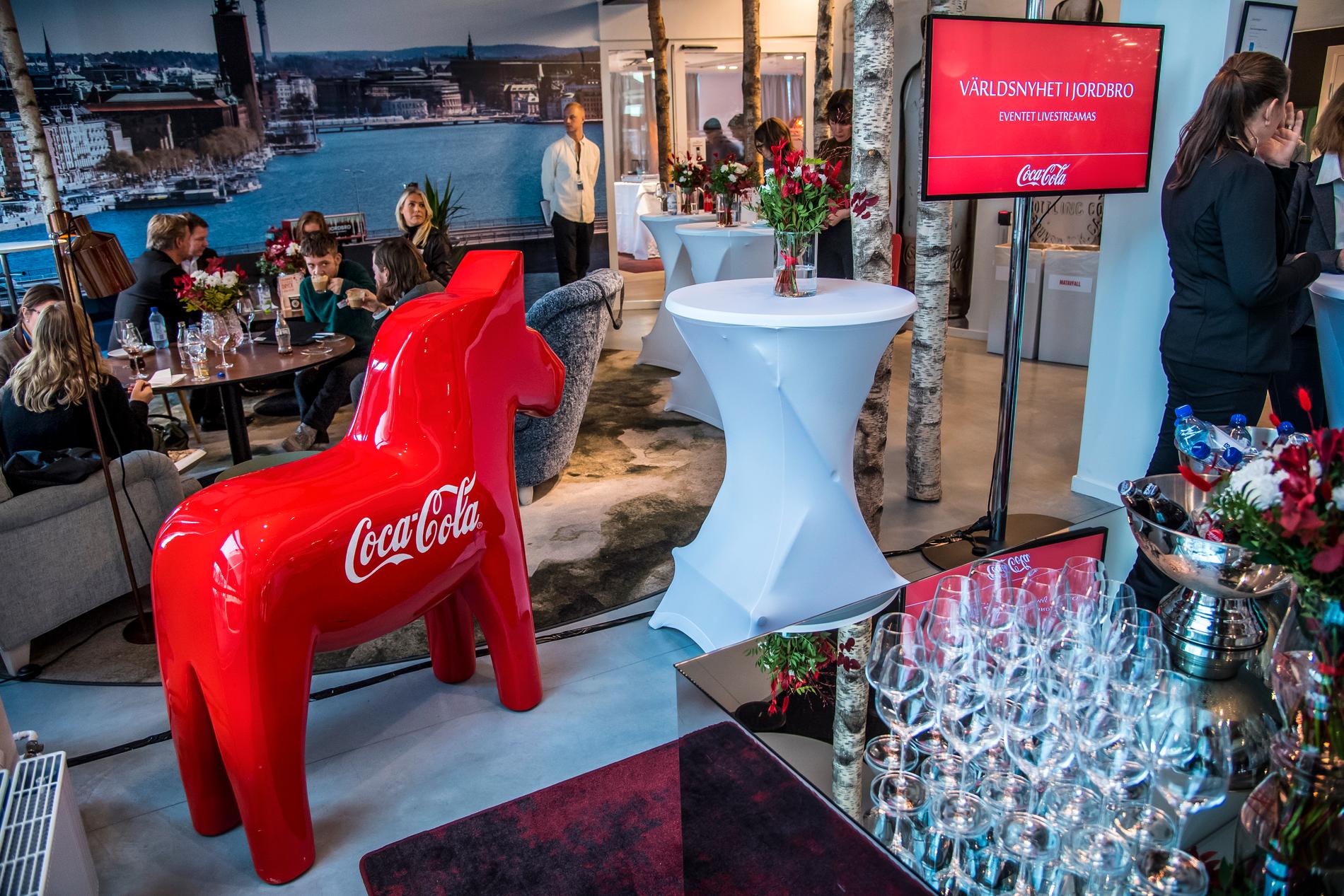 På pressträffen serverades dock Coca-Cola i glasflaskor. Den nya återvunna plastflaskan lanseras först i februari 2020. 