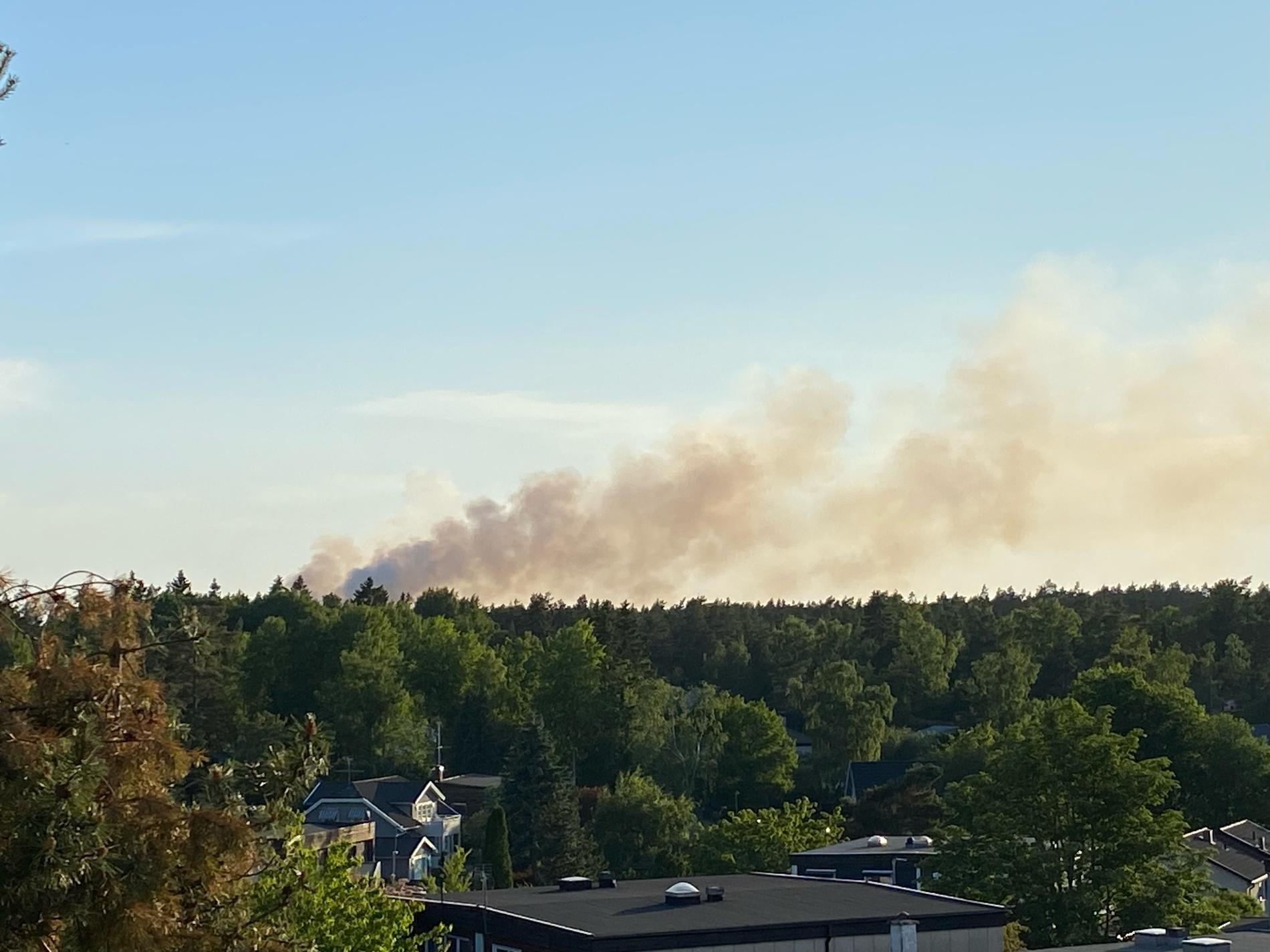 Brandrök över Huddinge, söder om Stockholm.