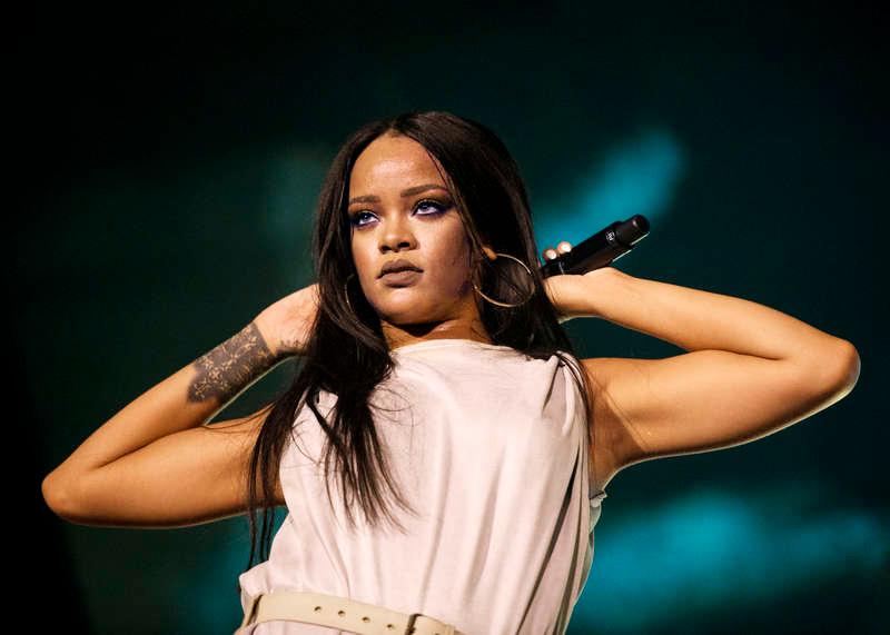 Rihanna uppmanar människor att bojkotta Snapchat.