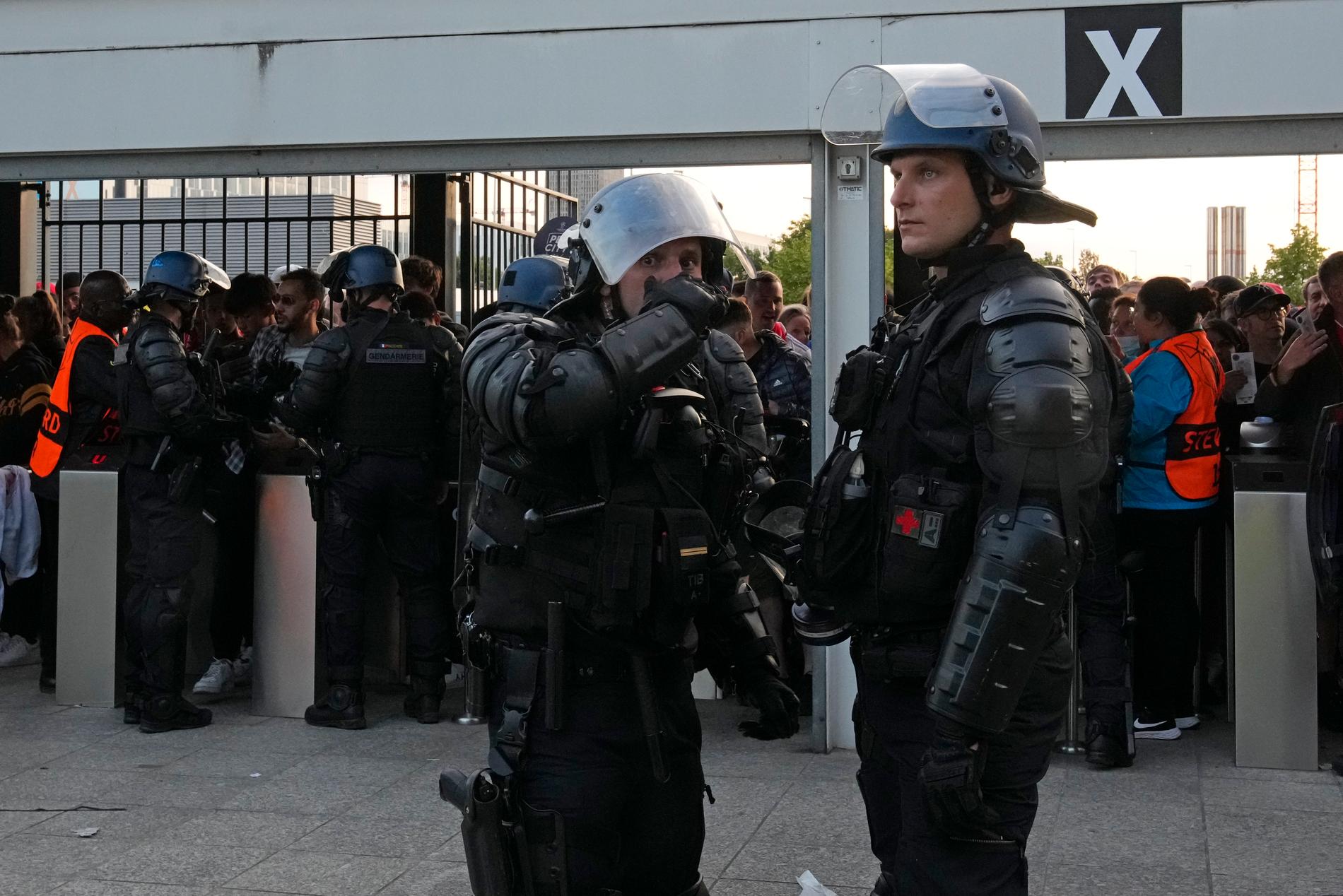 Parispolisen använde bland annat tårgas under det tumult som uppstod utanför Stade de France under Champions League-finalen.