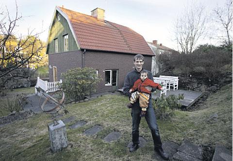 Magnus Thorén, 31, och Kajsa, 1, utanför tegelhuset.
