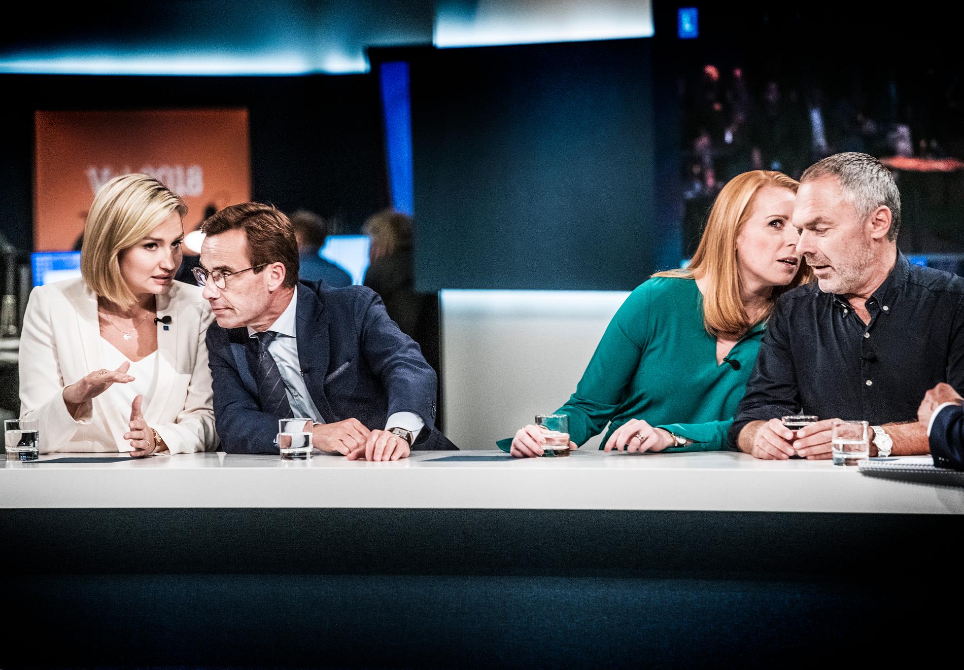 Alliansens partiledare Ebba Busch Thor (KD), Ulf Kristersson (M), Annie Lööf (C) och Jan Björklund (L) viskar med varandra på SVT:s valvaka. Arkivbild.