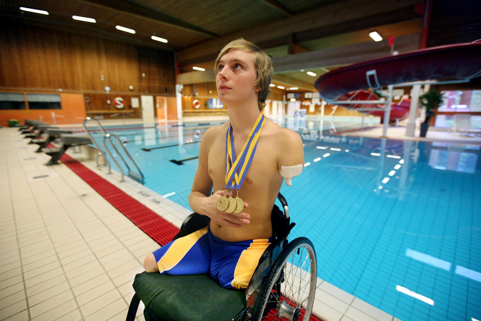 Christoffer Lindhe: Årets kämpe 2008  ”Christoffer Lindhe är en Svensk Hjälte för att han, trots en extremt svår olycka, har kämpat sig tillbaka till livet – och till två fjärdeplatser i Paralympics i somras. Han är beviset för att man aldrig ska ge upp.”