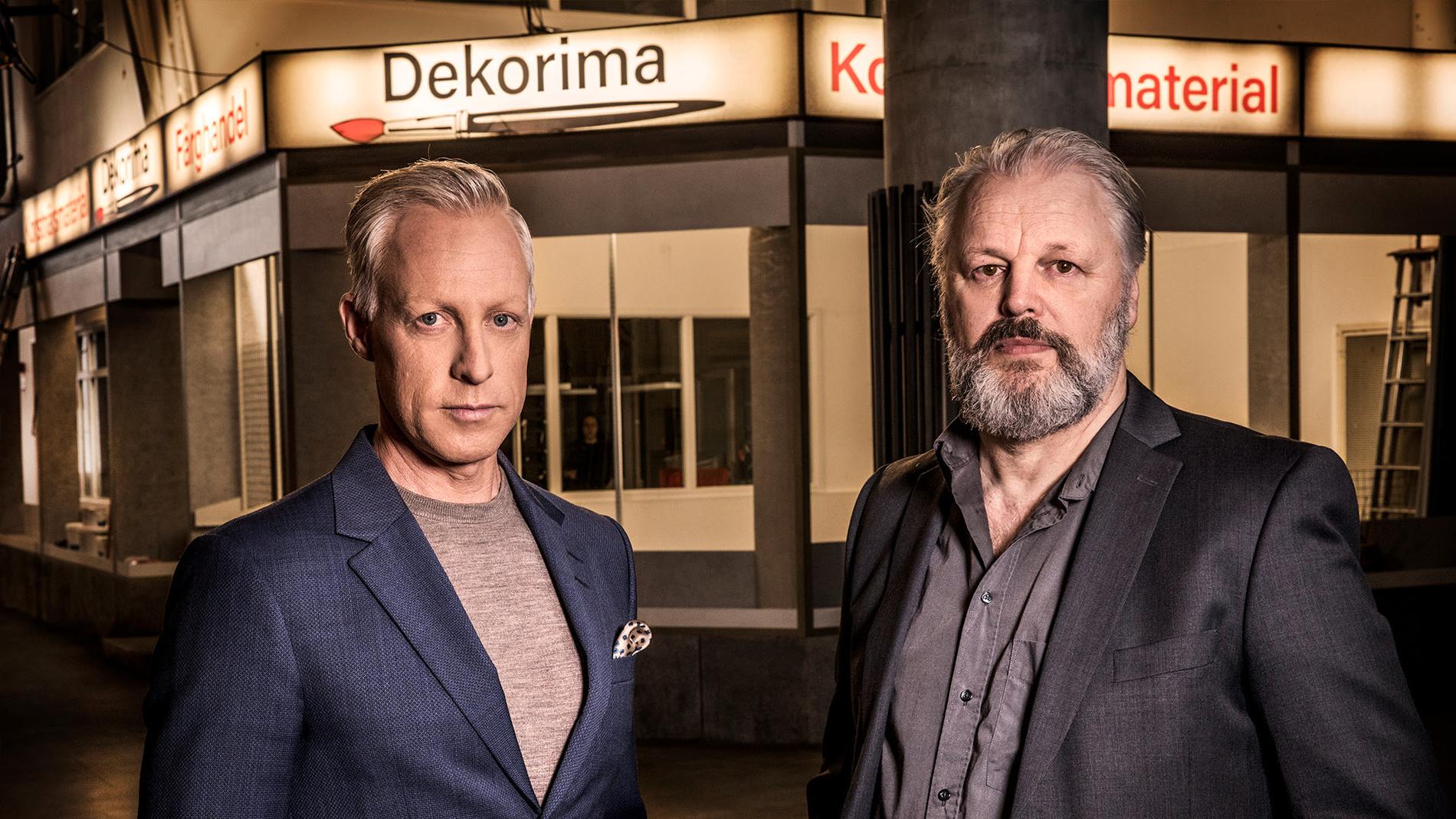 André Pops och Lars Olof Lampers i studion för "Veckans brott extra: Palmemordet". Pressbild.