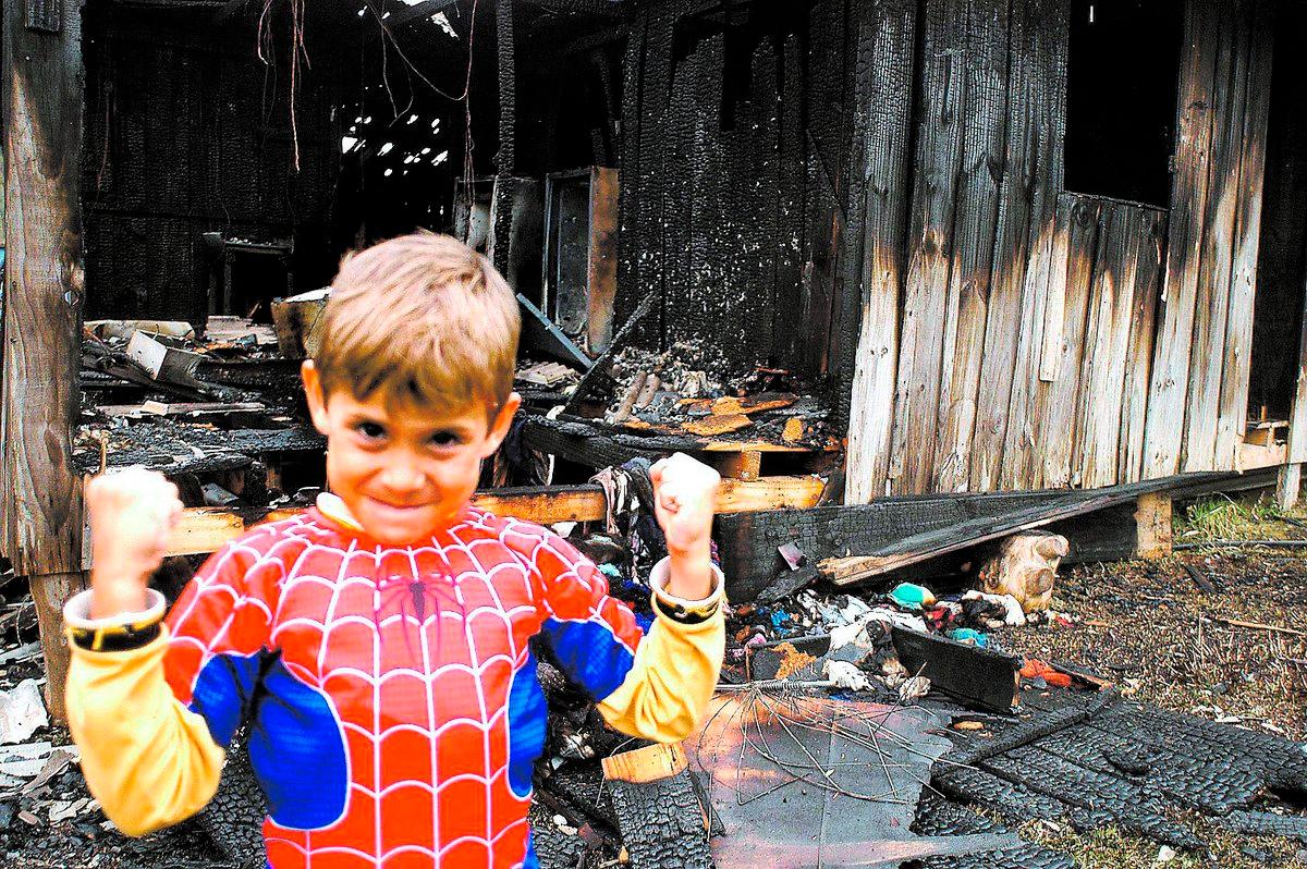 kallar sig spindelmannen Femårige Riquelme Wesley dos Santos tvekade inte en sekund när han såg branden. Nu hyllas han som en hjälte över hela världen.