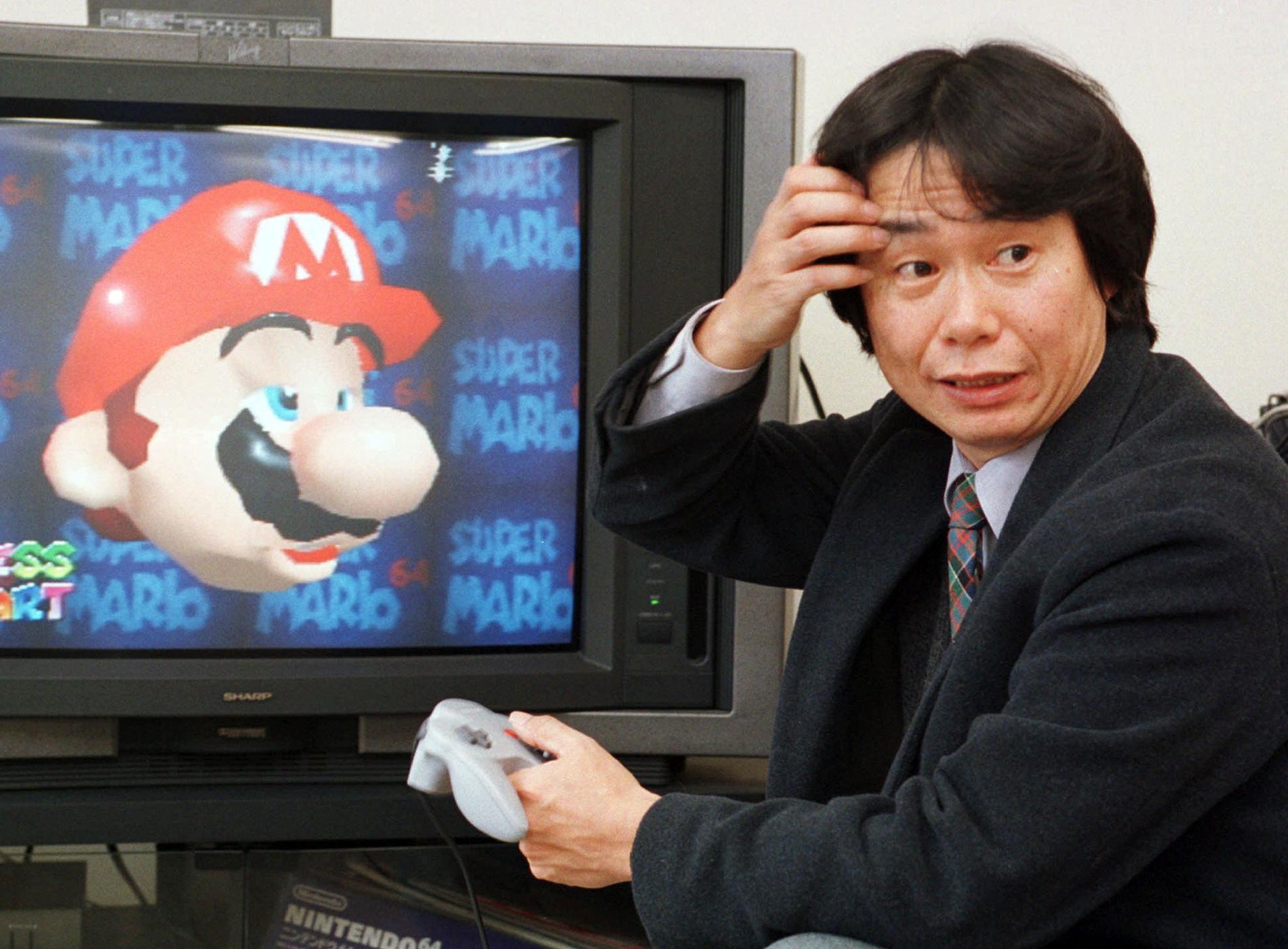 "Super Marios"-skapare Shigeru Miyamoto visar upp "Super Mario 64" 1997.