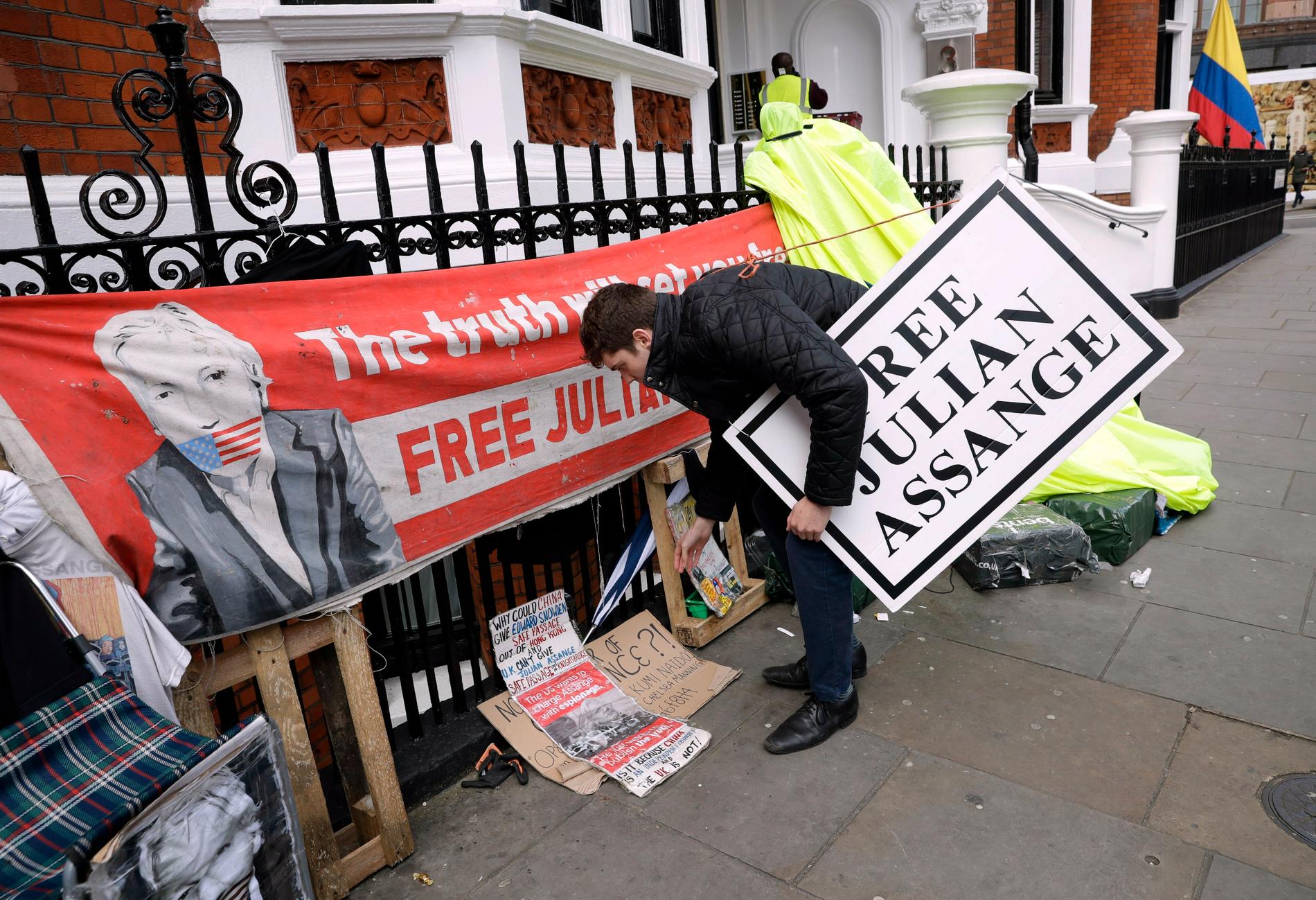 Protester utanför Ecuadors ambassad efter gripandet av Julian Assange.