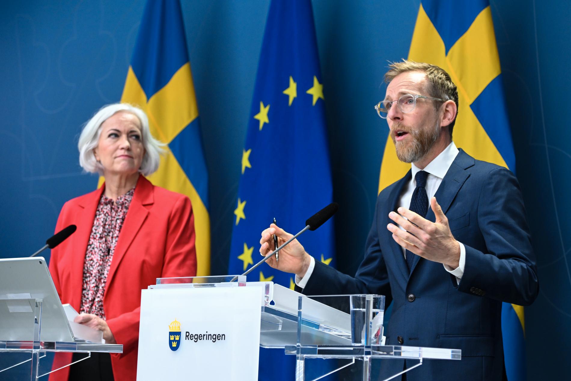 Sjukvårdsminister Acko Ankarberg Johansson och socialminister Jacob Forssmed vid tisdagens pressträff.