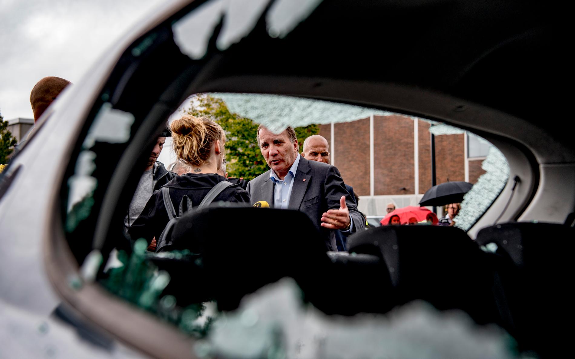 Statsminister Stefan Löfven besökte förödelsen vid Frölunda torg efter gårdagens många bilbränder.