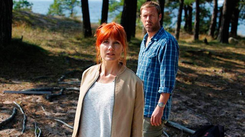 Sandra Andreis och Jakob Cedergren i ”Morden i Sandhamn”.