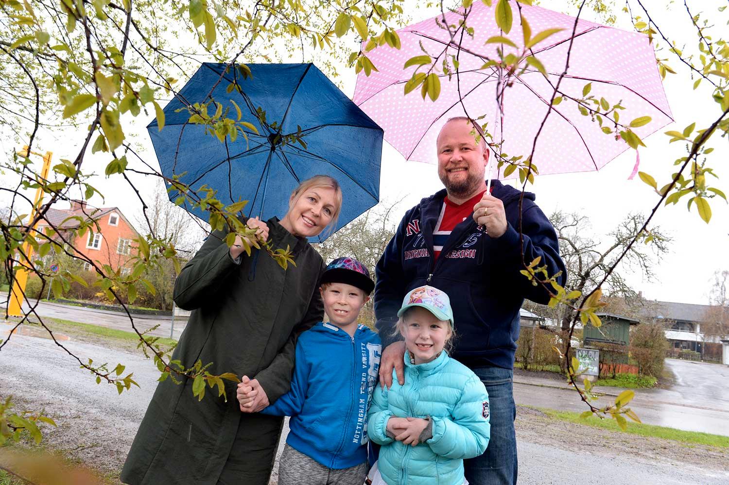 Amanda och Anders Tuvgren tvingas flytta 127 mil norrut tillsammans med barnen Herman, 8 och Svea 6 år.