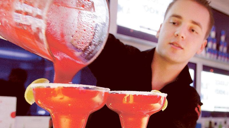 Bartender Kaur Kaljuma blandar till en jordgubbsdaiquiri på trendiga Stereo Lounge.