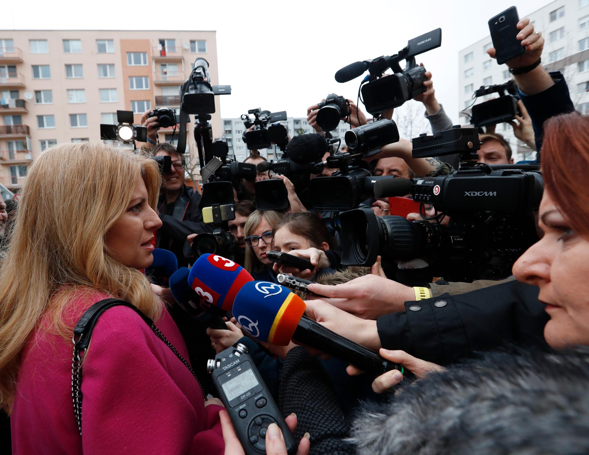 Den slovakiska presidentkandidaten Zuzana Caputová möter medierna efter att hon avlagt sin röst i den första valomgången i presidentvalet för två veckor sedan. Arkivbild.