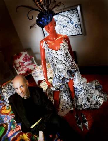 "Nu är vi redo för stormönstrat" Designern Lars Wallin har skapat aftonklänningar i Josef Franks sprakande blomtyger.