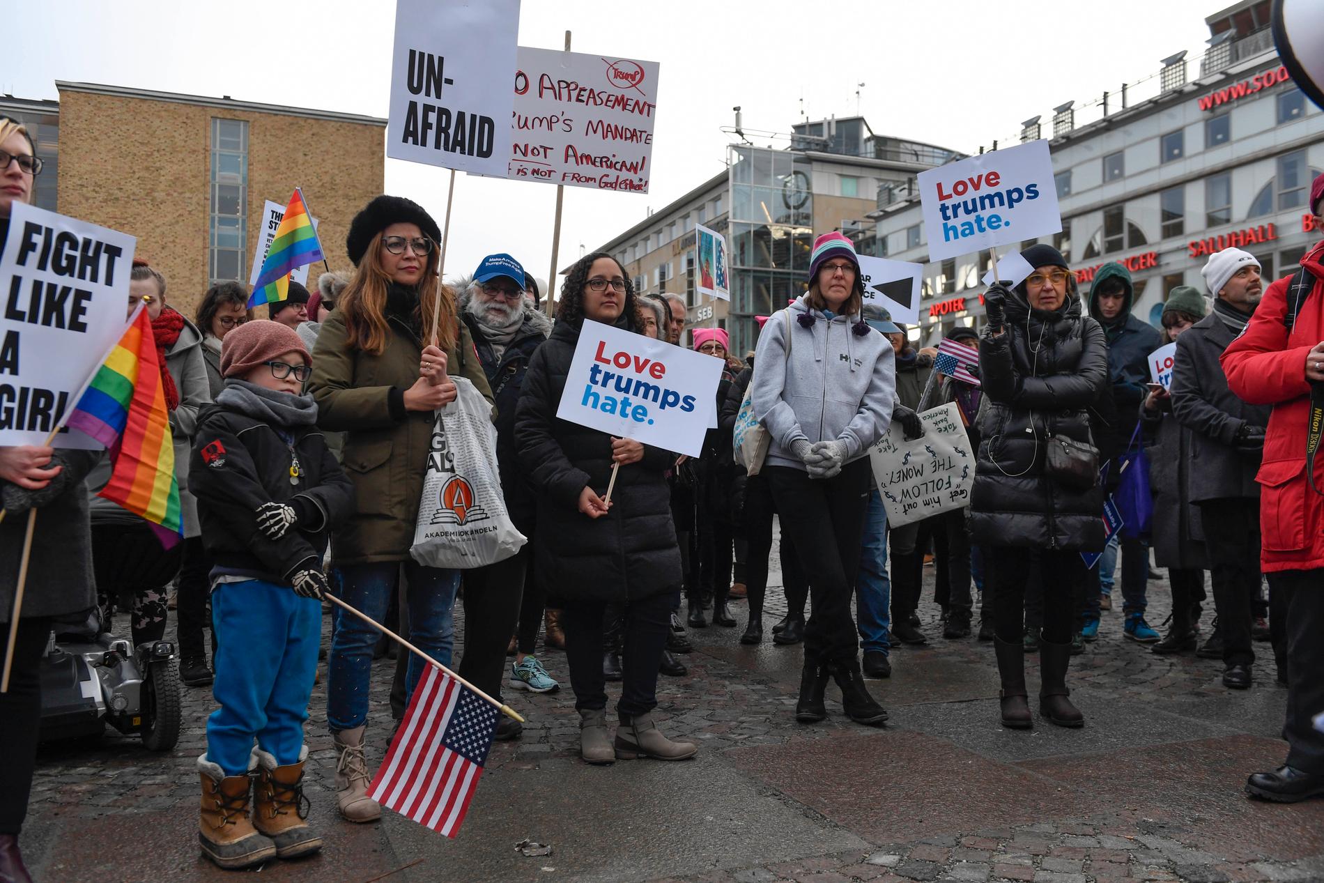 Democrats Abroad i Sverige demonstrerar i Stockholm efter att Donald Trump tillträtt som president. Arkivbild.