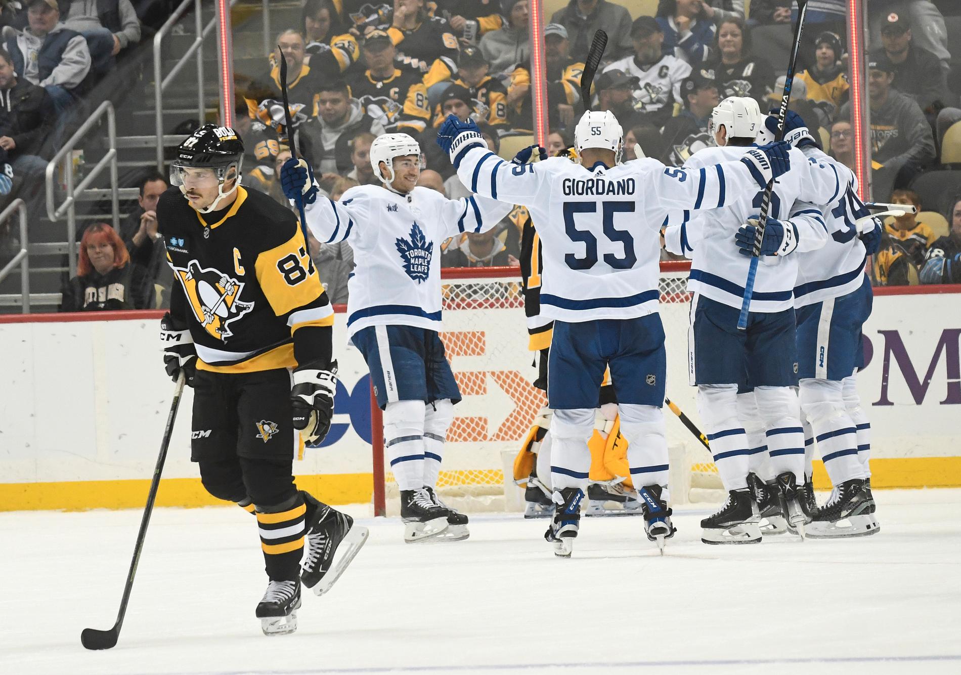 Pittsburghs Sidney Crosby är besviken efter William Nylanders mål i andra perioden.