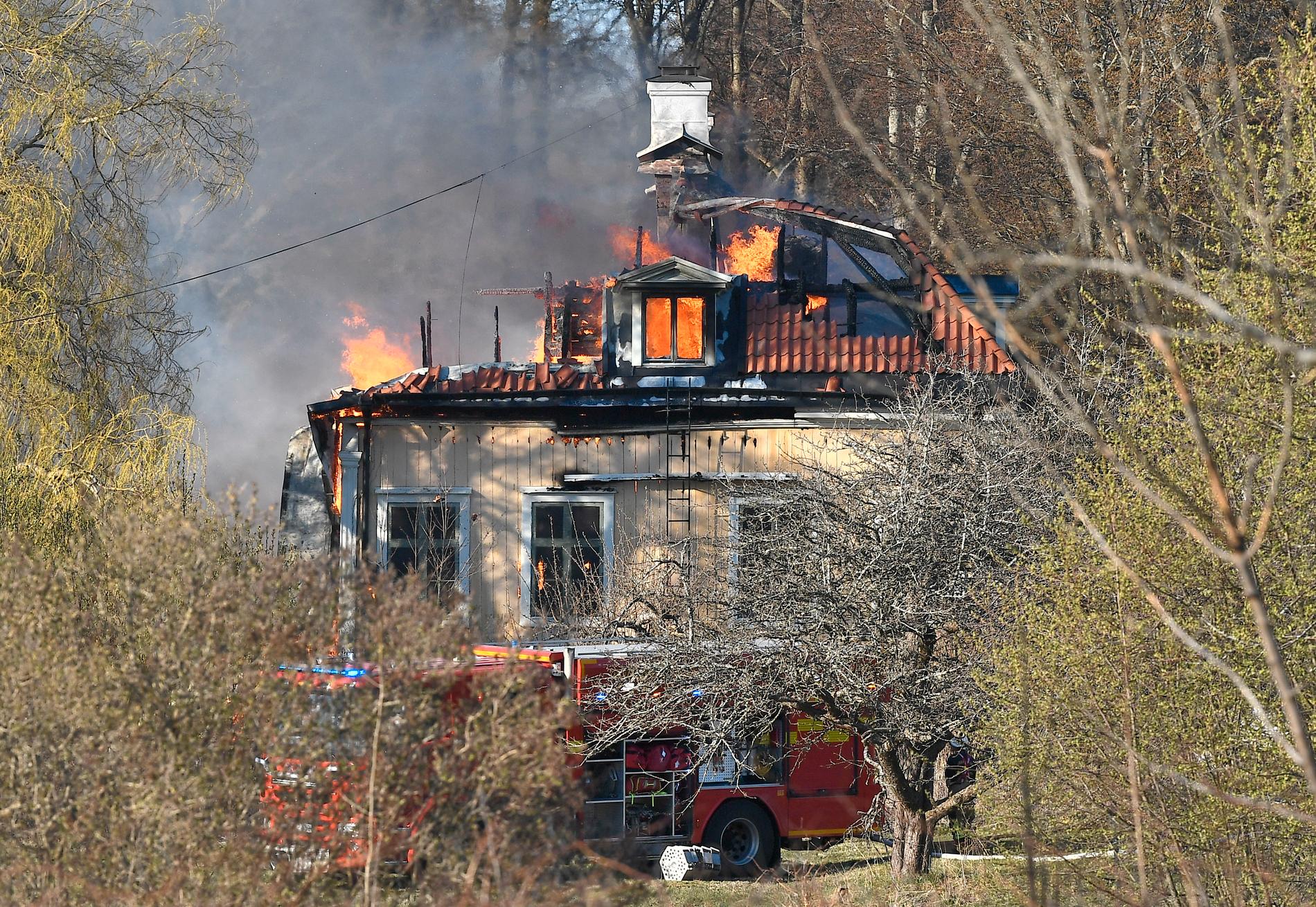 En kraftig brand bröt ut i en herrgård i Norsborg söder om Stockholm. Huvudbyggnaden i herrgården kommer att brinna ner, enligt räddningstjänsten.