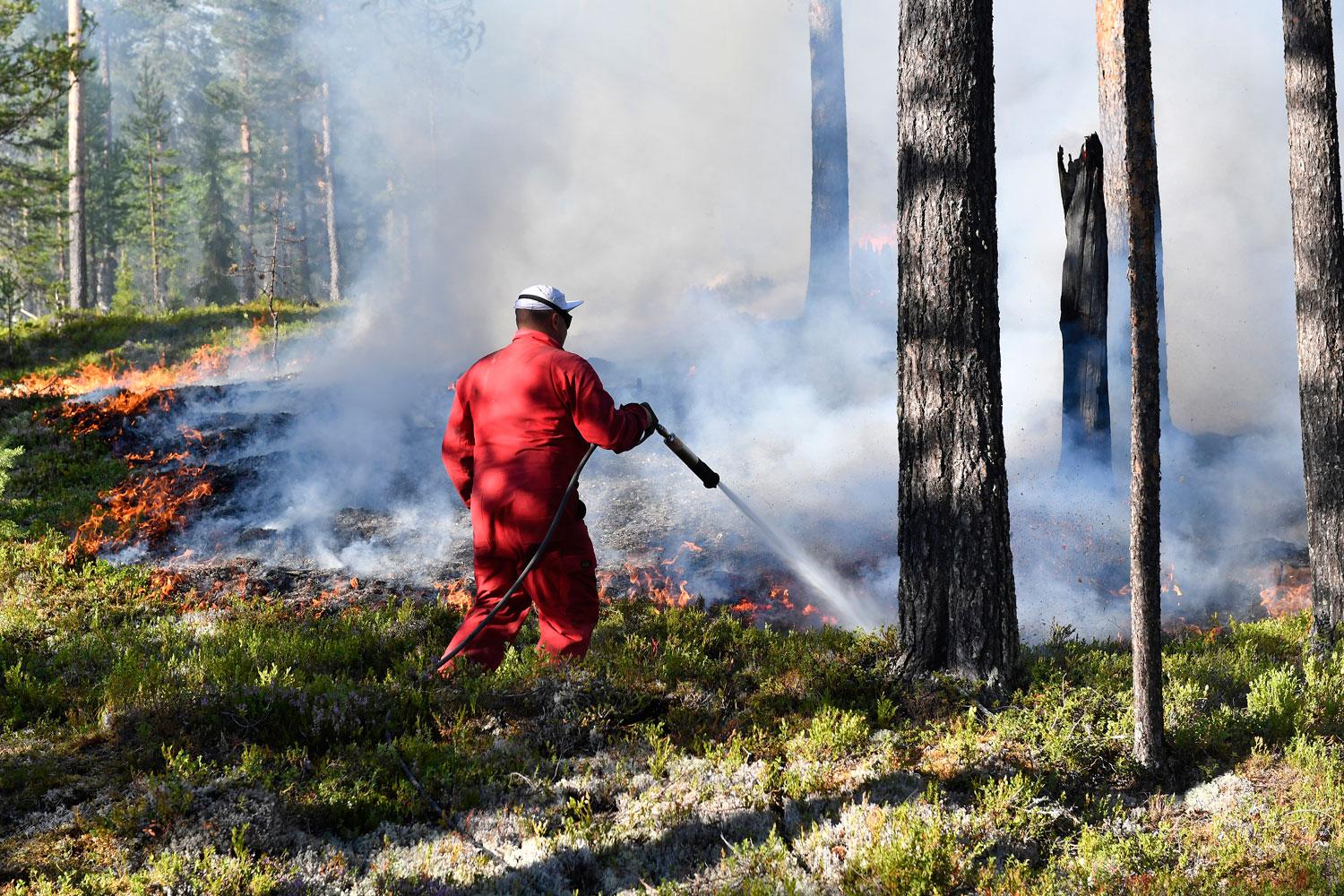 Släckningsarbete pågår vid branden i Älvdalen, Dalarna.
