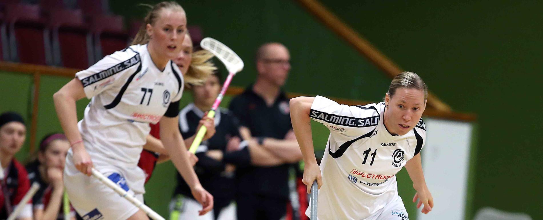 Louise Wickström på jakt efter bollen