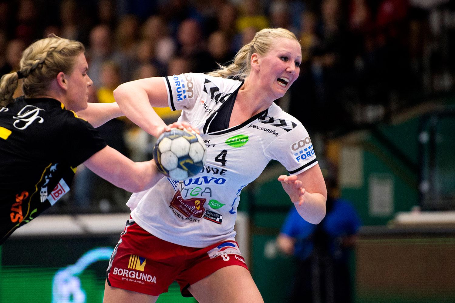 Som skytteligaledare blir Maja Eriksson hårt uppvaktad av försvararna.
