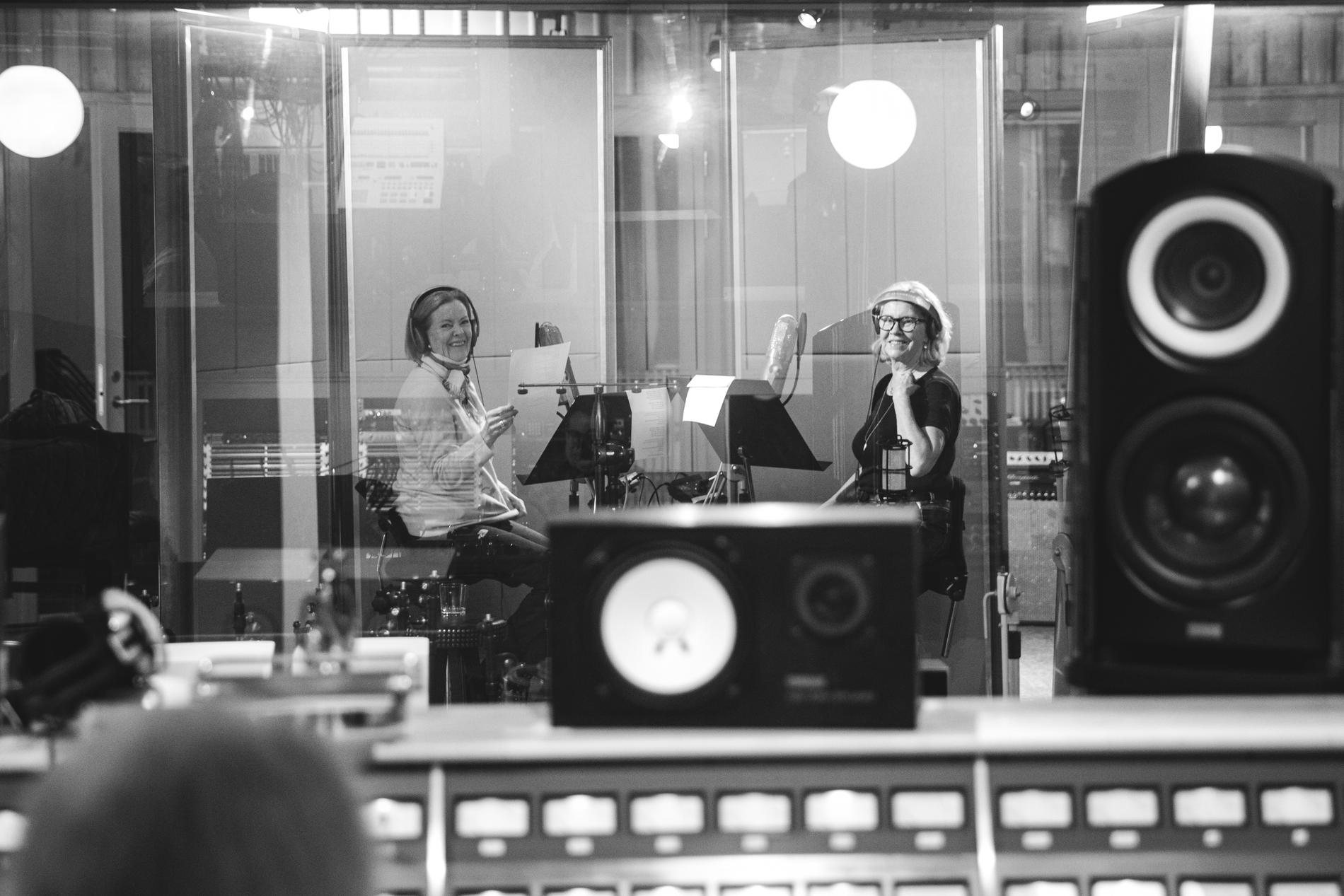 Anni-Frid Lyngstad och Agnetha Fältskog i studion under inspelningen av Abbas nya låtar.
