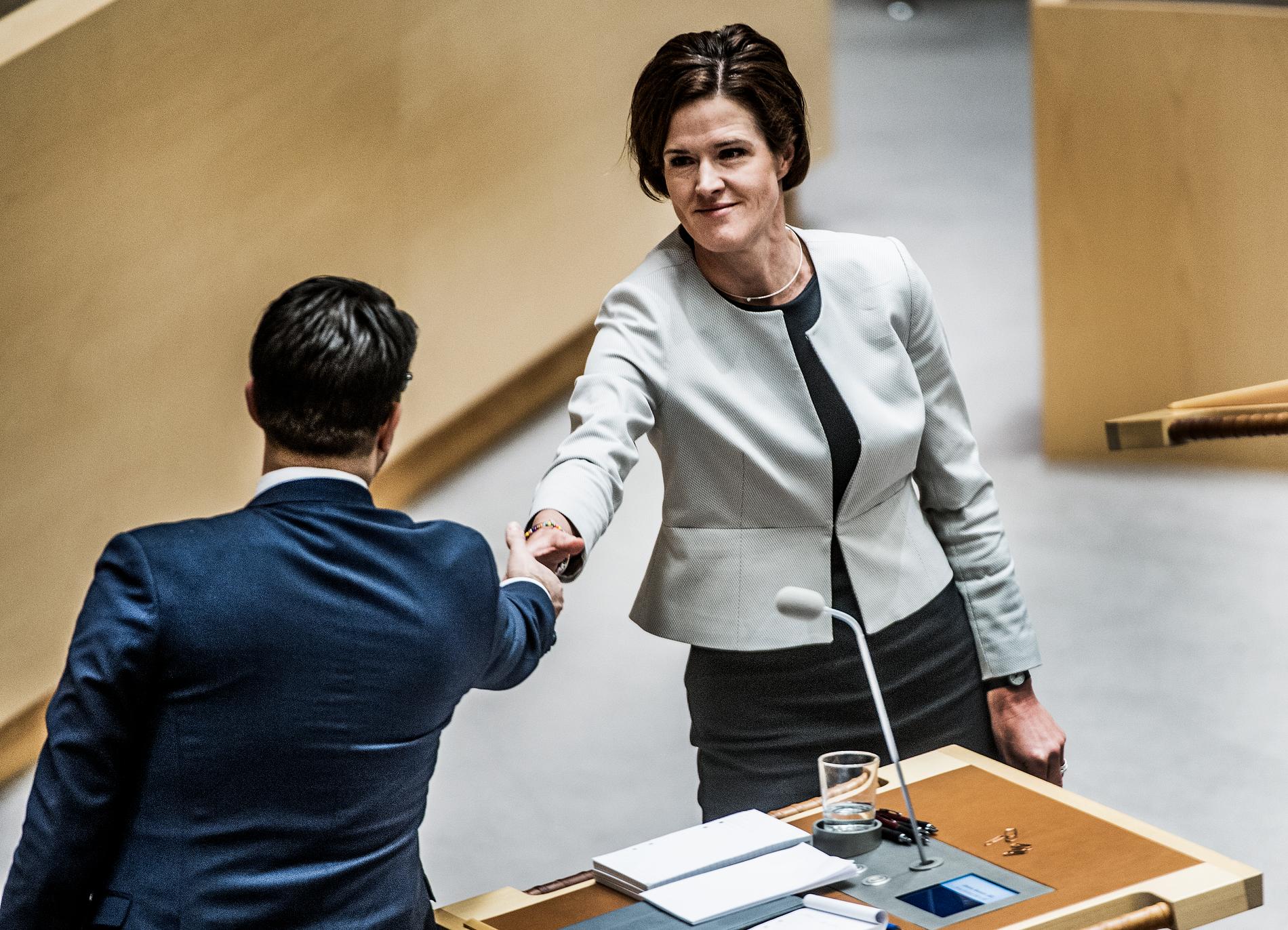 Om Sverigedemokraterna är ett parti Anna Kinberg Batra kan tänka sig ta emot stöd från efter valet 2018 har väljarna rätt att få reda på det. Här skakar  Anna Kinberg Batra och Jimmie Åkesson hand vid ett tidigare tillfälle.