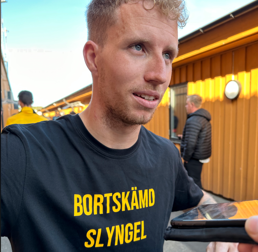 Samuelsson Gustafsson med en speciell t-shirt efter cuptiteln: ”Jag ser den som ett konstverk”.