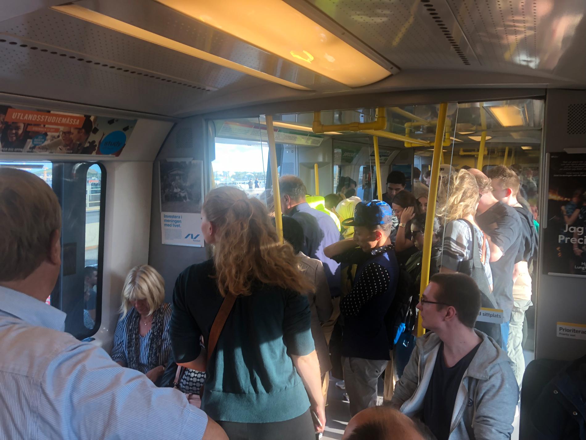 Resenärer evakueras från tåg som står still.