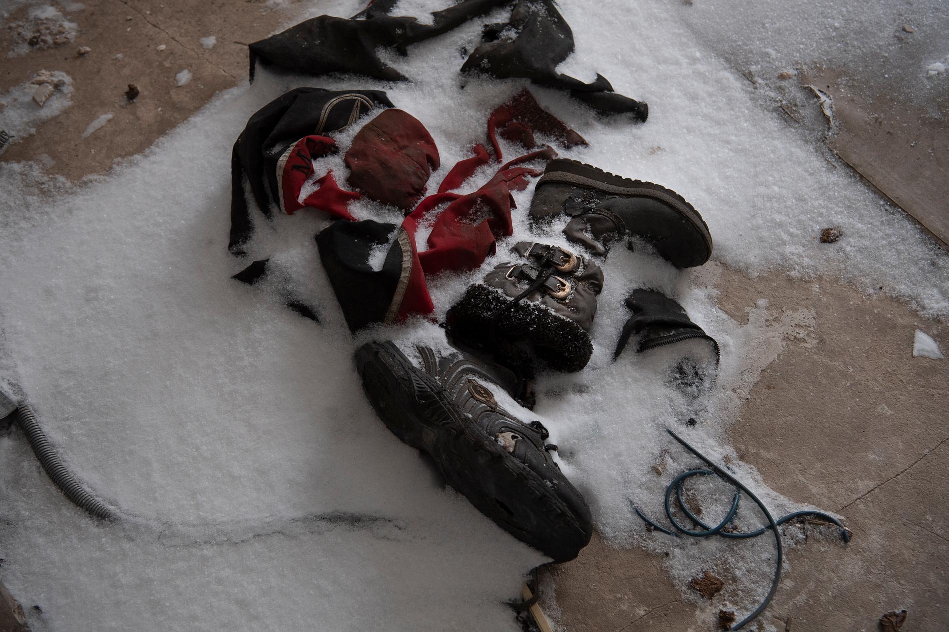Övergivna skor i snön. 