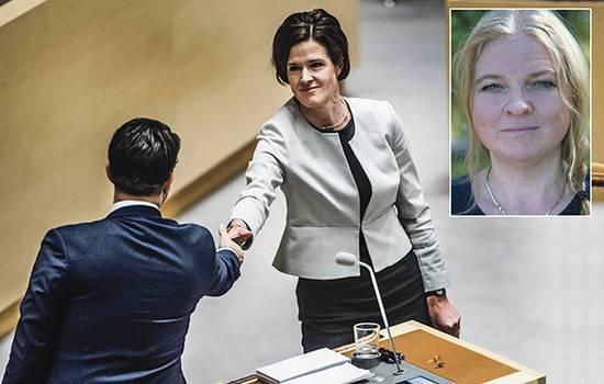 "Kommer M fram till 2022 att göra upp om migrationspolitik med SD i Riksdagen eller kommuner?" skriver debattören Helena Trotzenfeldt.
