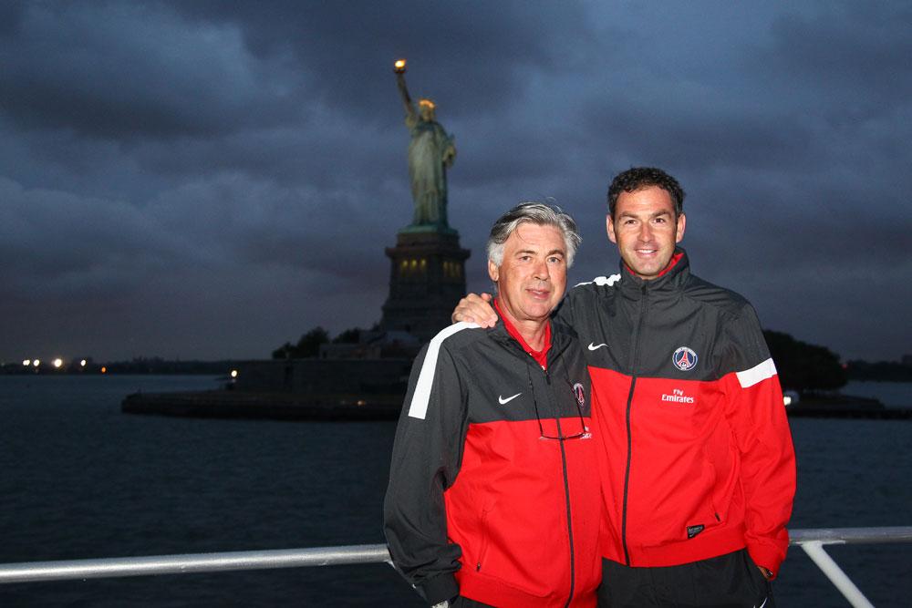 Carlo Ancelotti och hans assisterande tränare Paul Clement poserar med Frihetsgudinnan i bakgrunden. Snart får de en annan lång och ståtlig figur i sina liv.