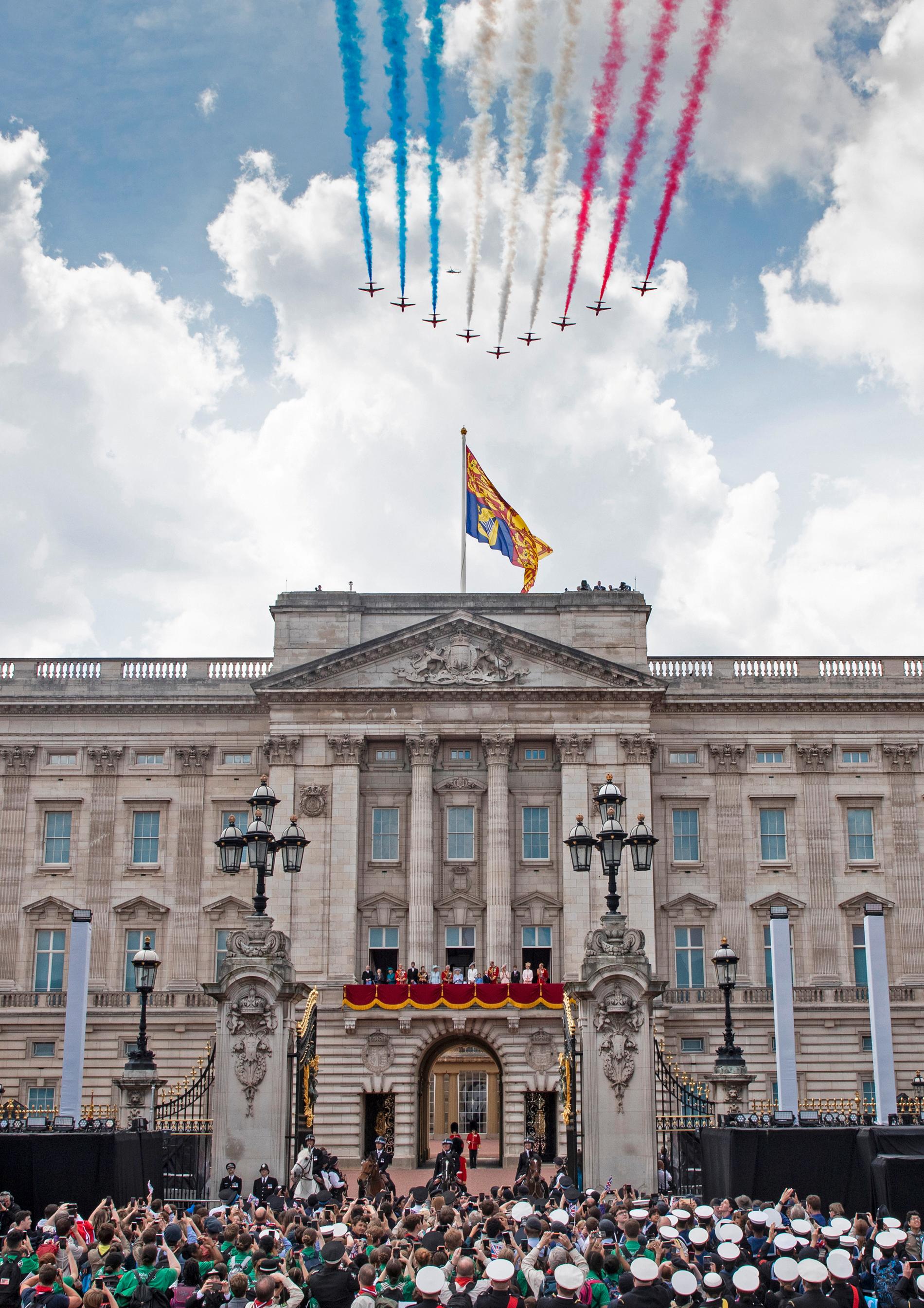 Enligt uppgifter i brittiska medier ska det ha varit under flyguppvisningen över Buckingham Palace som drottningen upplevde besvär. 