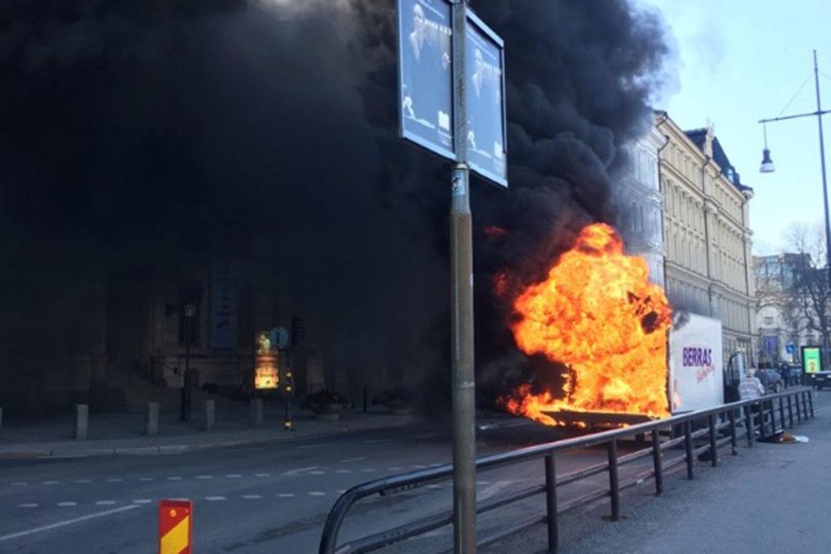 Branden vid Nybrokajen spred rök över Stockholms innerstad.