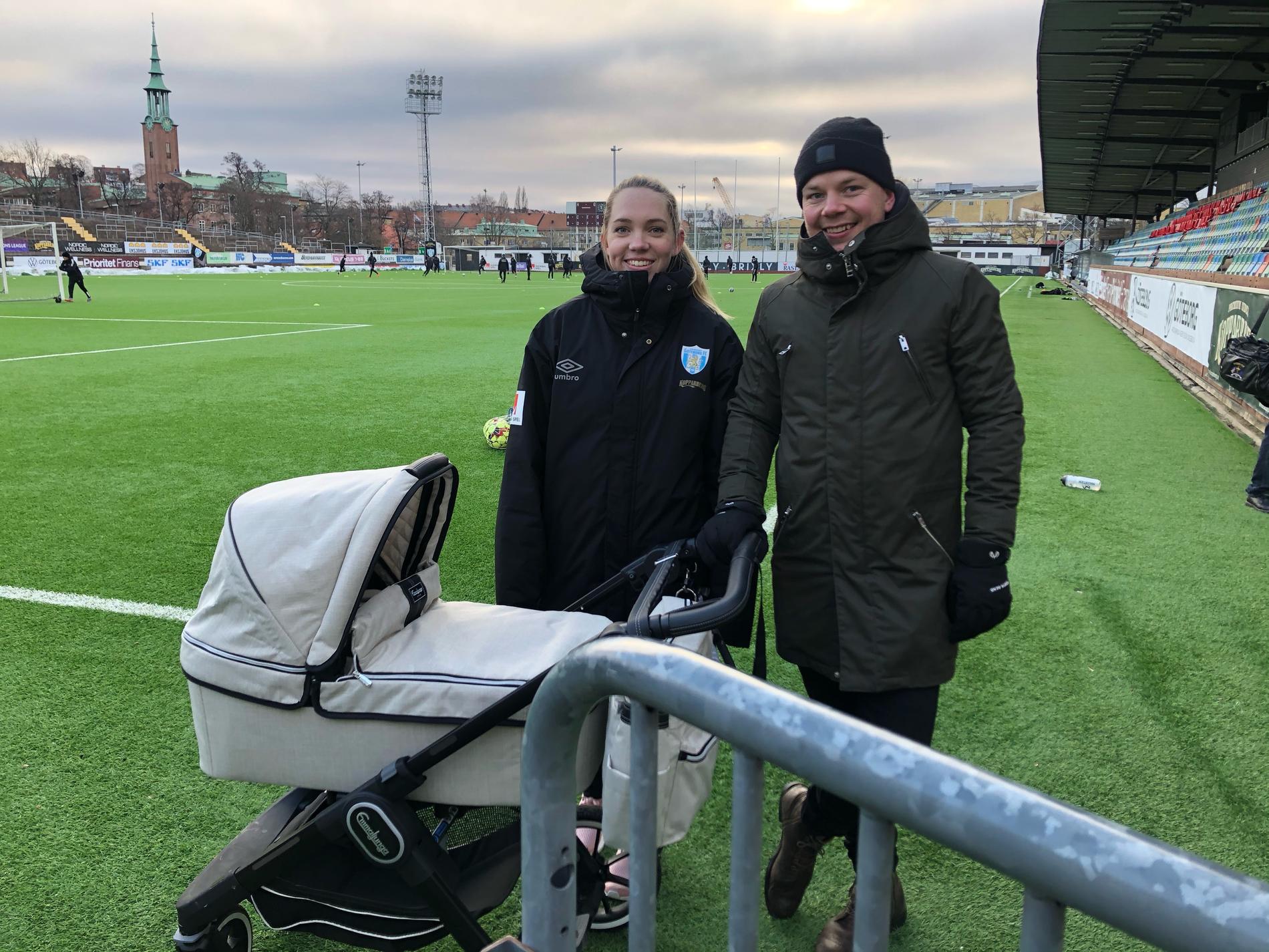 Elin och Filip Rubensson med sonen Frans i barnvagnen.