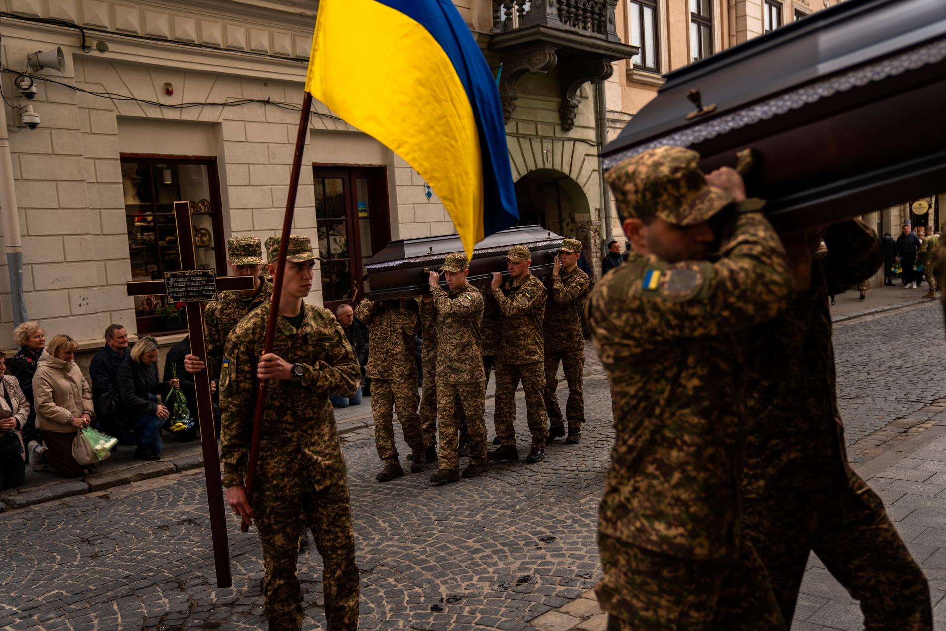 Tiotusentals ukrainare har stupat under två års krig, men ett mer exakt antal har inte tillkännagivits. Här begravs två sergeanter från armén i staden Lviv i västra Ukraina den 16 april.