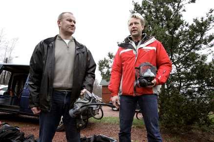 Dykarna Benny Gustavsson och Ove Jansson hittade ett vapen i Djursjön 2006. Det visade sig vara det s k Mockfjärdsvapnet.Foto: MATS STRAND