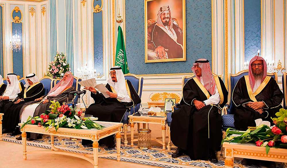Efter att Sverige beslutat att inte förlänga samarbetsavtalet har Saudiarabien kallat hem sin ambassadör och regeringen har fått hård kritik från såväl delar av arabvärlden som den svenska borgerligheten.