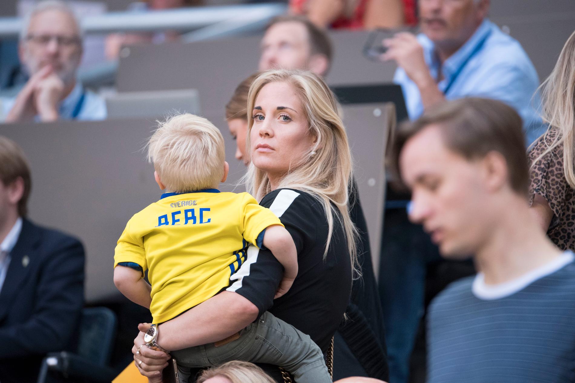 Marcus Bergs fru Josefine Ringblom Berg under träningsmatchen mellan Sverige och Danmark i juni. 