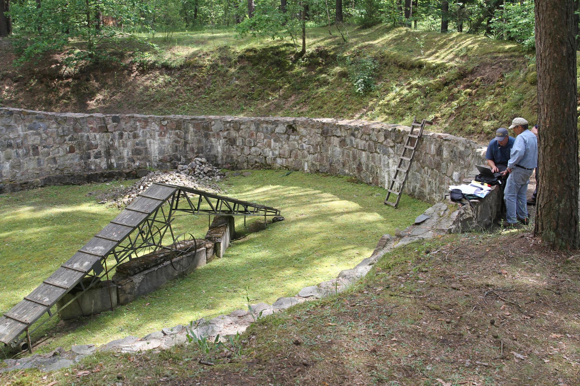 En internationell forskargrupp har upptäckt att judiska fångar i hemlighet grävt en tunnel förintelselägret Ponar i Litauen.