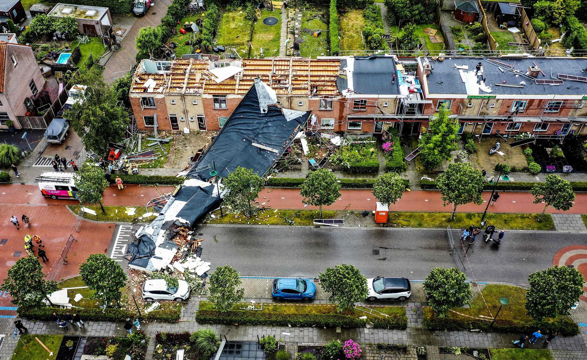 Staden Zierikzee har drabbats av svår förstörelse efter en tornado.