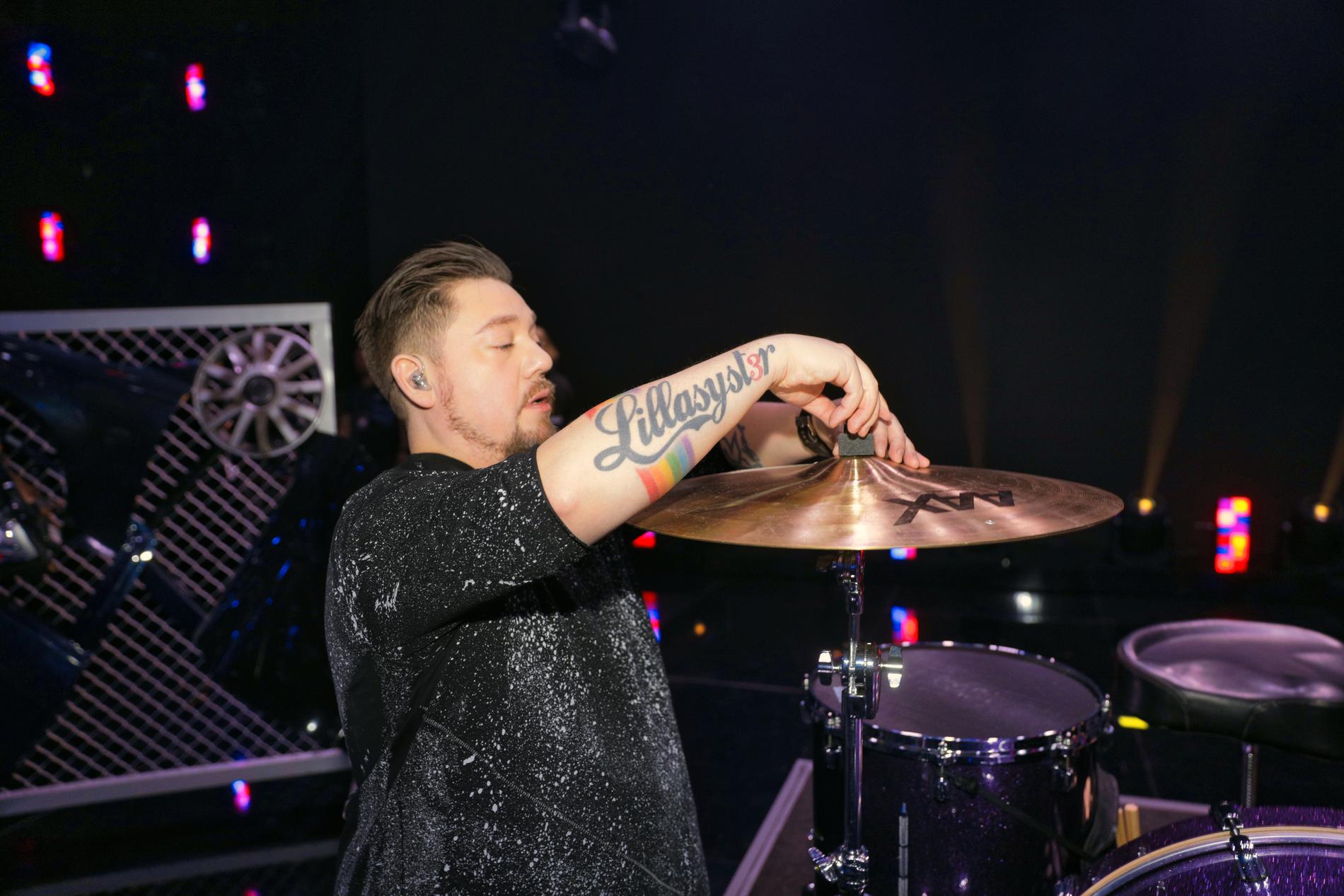 Lillasysters trummis Ian-Paolo Lira med sin nya tatuering i regnbågsfärger: ”En provokation mot trångsynthet. Det känns lite punk”.