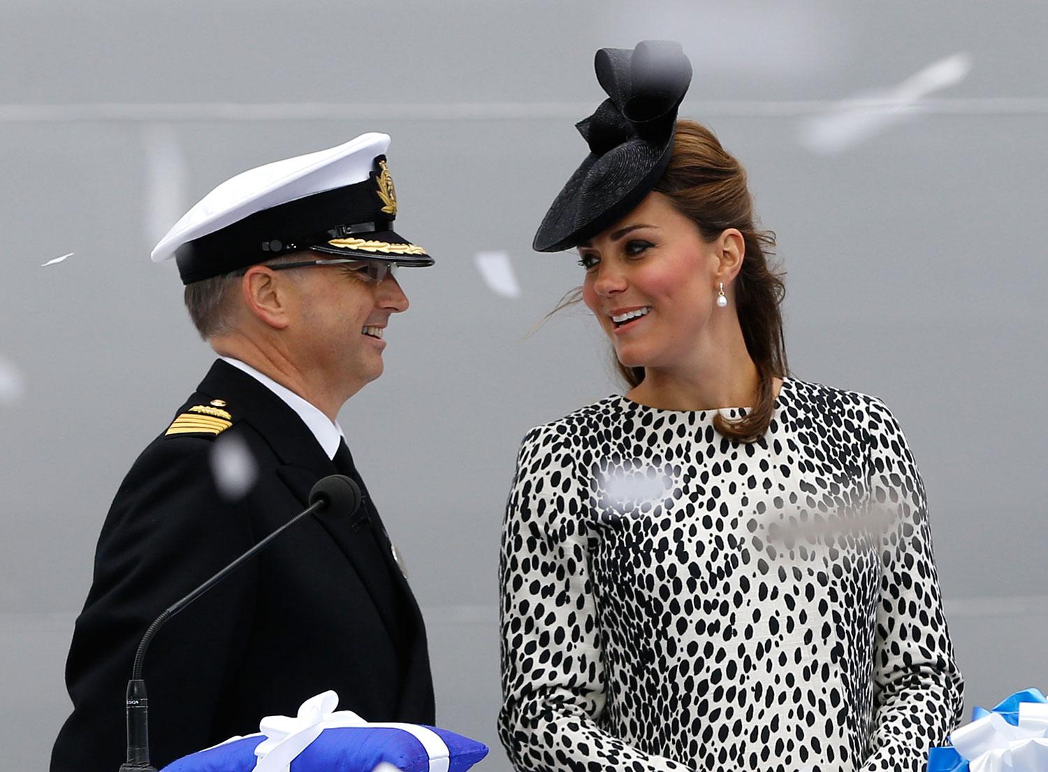 Kate Middleton i samspråk med fartygets kapten Tony Draper under dopceremonin i Southampton den 13 juni.