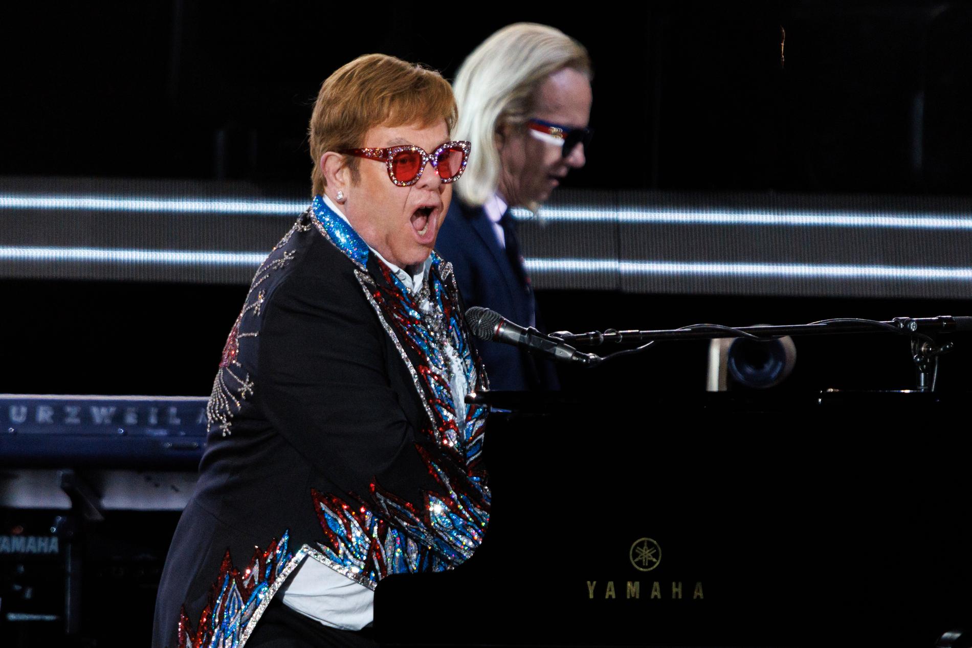 Elton John ställde in 