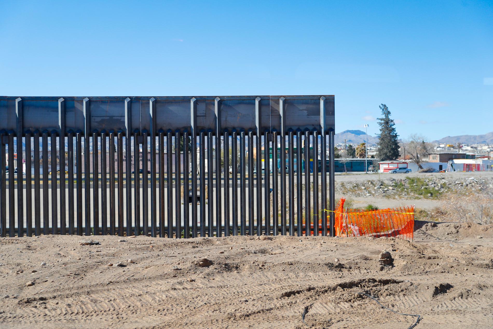 En gränsbarriär mot Mexiko håller på att byggas nära staden El Paso i Texas i USA.